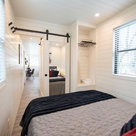 The Merlot House-Container Home 12 Min To Magnolia Bellmead Bagian luar foto