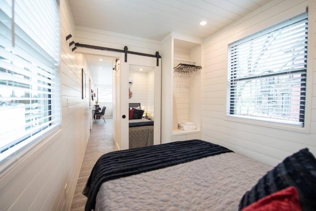 The Merlot House-Container Home 12 Min To Magnolia Bellmead Bagian luar foto