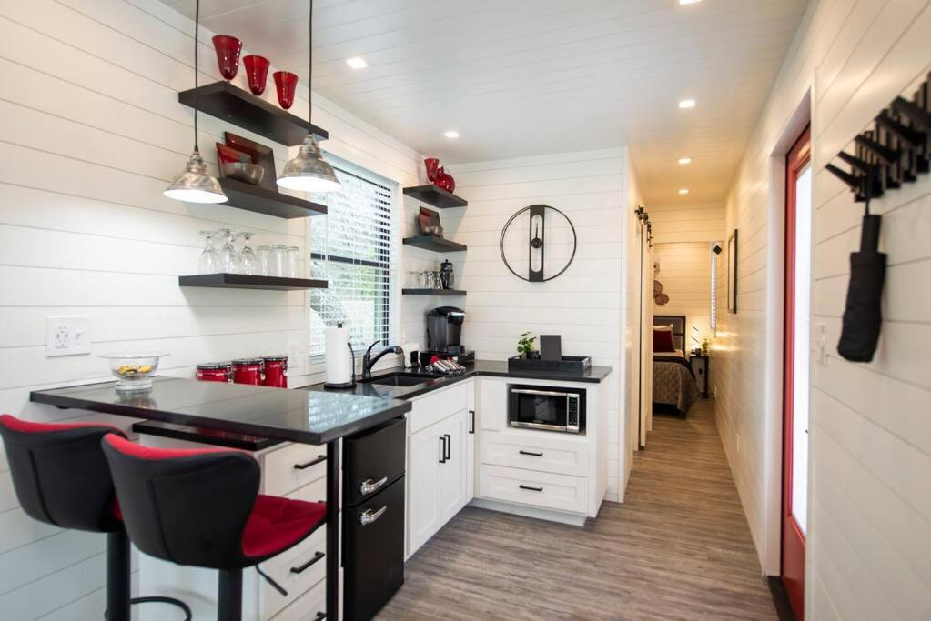 The Merlot House-Container Home 12 Min To Magnolia Bellmead Bagian luar foto