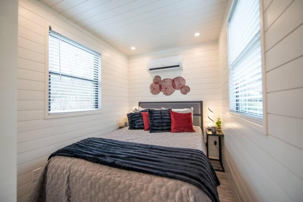 The Merlot House-Container Home 12 Min To Magnolia Bellmead Bagian luar foto
