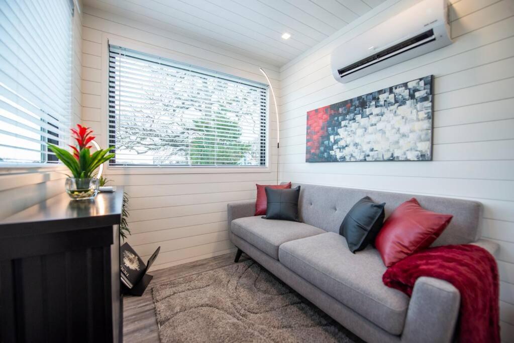 The Merlot House-Container Home 12 Min To Magnolia Bellmead Bagian luar foto