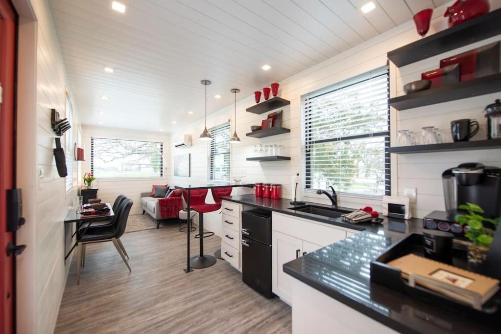 The Merlot House-Container Home 12 Min To Magnolia Bellmead Bagian luar foto