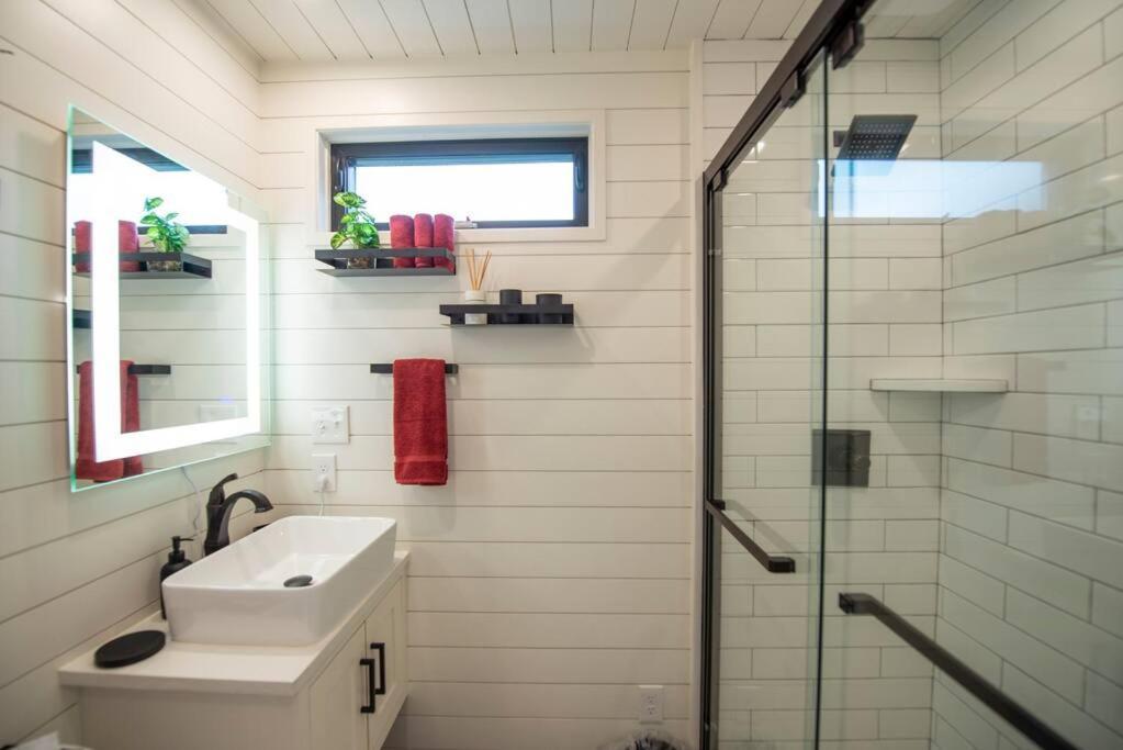 The Merlot House-Container Home 12 Min To Magnolia Bellmead Bagian luar foto