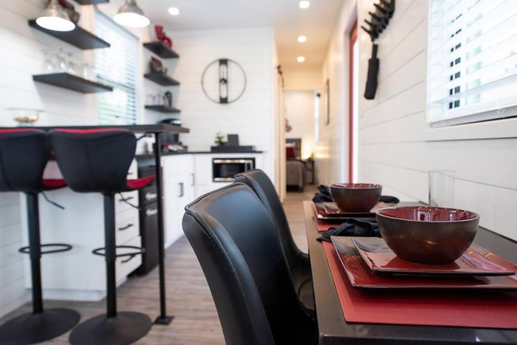 The Merlot House-Container Home 12 Min To Magnolia Bellmead Bagian luar foto